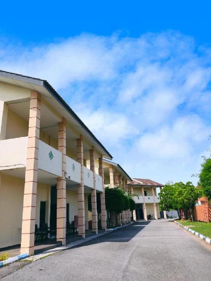 Adina Drive-In Motel Cenang - Managed By Shell Out Resort Pantai Cenang  Ngoại thất bức ảnh